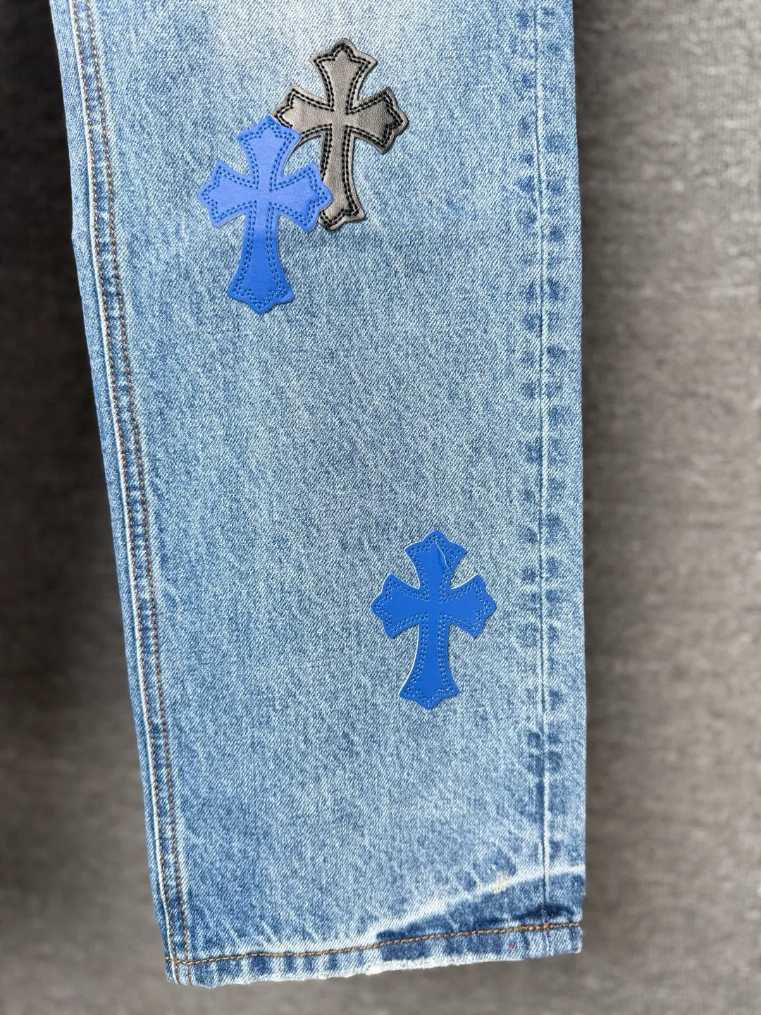 P270 💰 (Top version) Chrome Hearts blue pants black white blue multi-leather jeans Top version Chrome Hearts Chrome Hearts jeans with leather jeans It is known that chromehearts jeans use vintage Levis jeans as the base for creation, usually adding their own unique silver buckles and silver ornaments, plus leather embellishments. This is what doubles the value of these vintage jeans, because the base is Vintage jeans, jeans themselves have become very soft and comfortable after years of baptism, which can be distinguished from ordinary jeans. Regarding the size, you should also refer to the pants data. Color: blue Size: 28-30-32-34-36 (corresponding to S-M-L-XL-XXL)